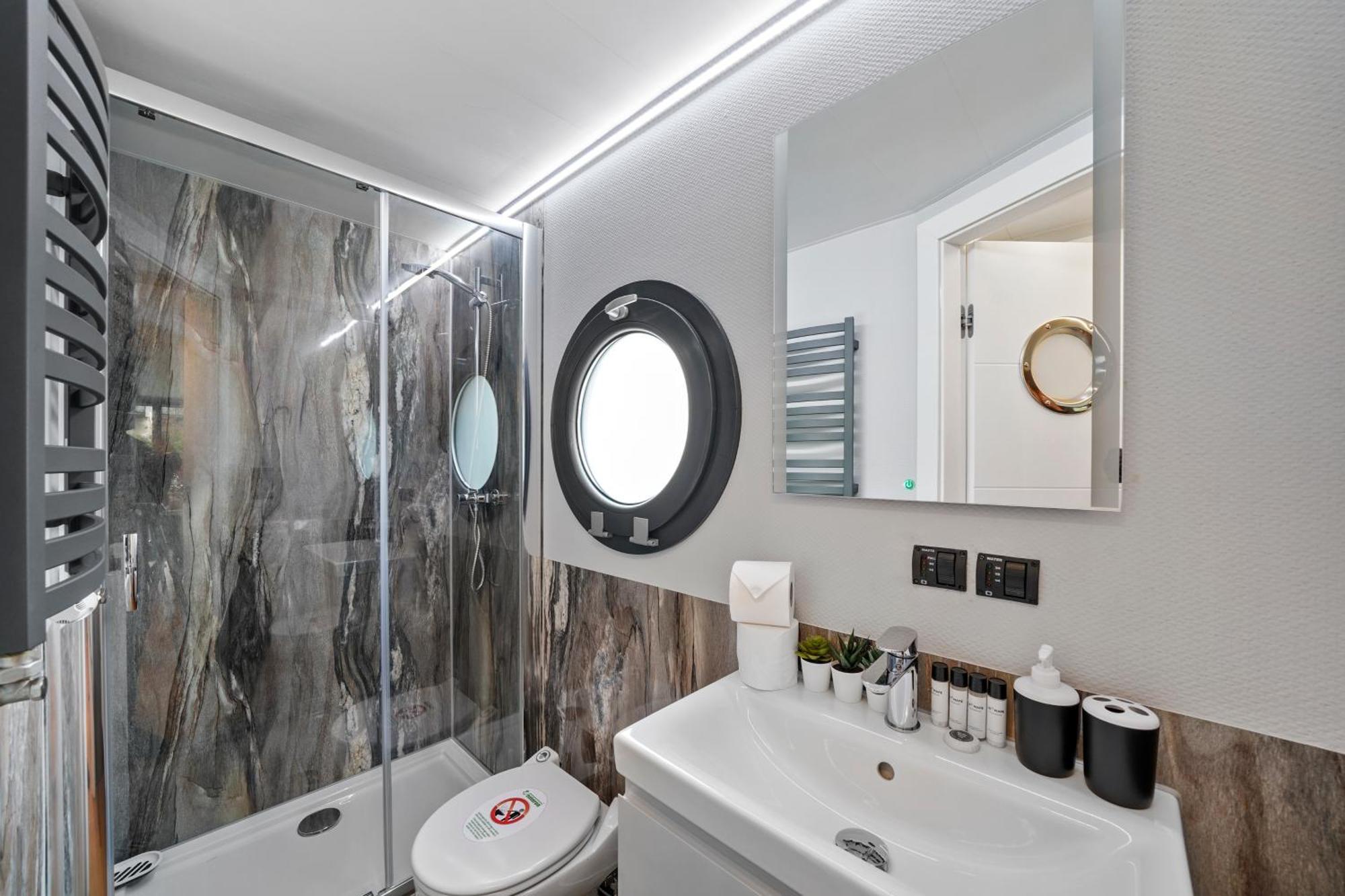 Unique Water Lodge In London - Sleeps 6 المظهر الخارجي الصورة